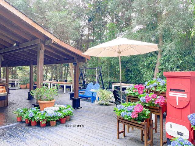 【台中 新社】薰衣草森林，繡球花季開跑，4月中旬到6月底，繡球花搭配旋轉木馬，浪漫至極，晚上還有觀賞螢火蟲行程，一路從早玩到晚！！