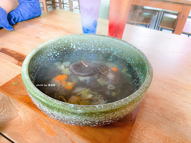 【台中 新社】薰衣草森林，繡球花季開跑，4月中旬到6月底，繡球花搭配旋轉木馬，浪漫至極，晚上還有觀賞螢火蟲行程，一路從早玩到晚！！