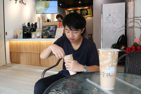 簡單喝上宇林不簡單的茶,家庭聚會.朋友烤肉傳起來~紅龍鮮奶茶和手工粉角可不能錯過呦!