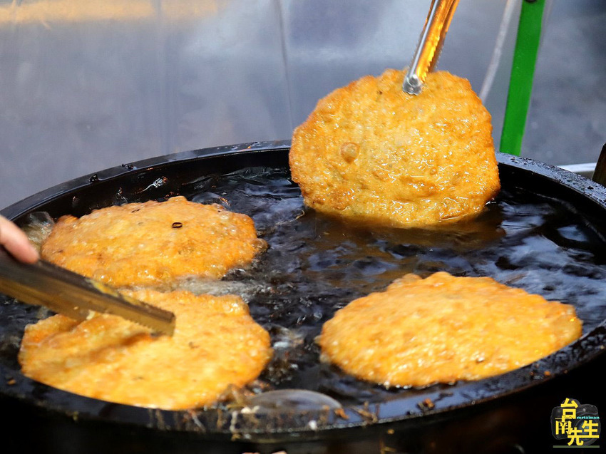台南蔥油餅／在地人從小吃到大飄香30多年／每日限量晚來吃不到／當天備料新鮮現做／料多實在價格親民／老饕私藏口袋名單
