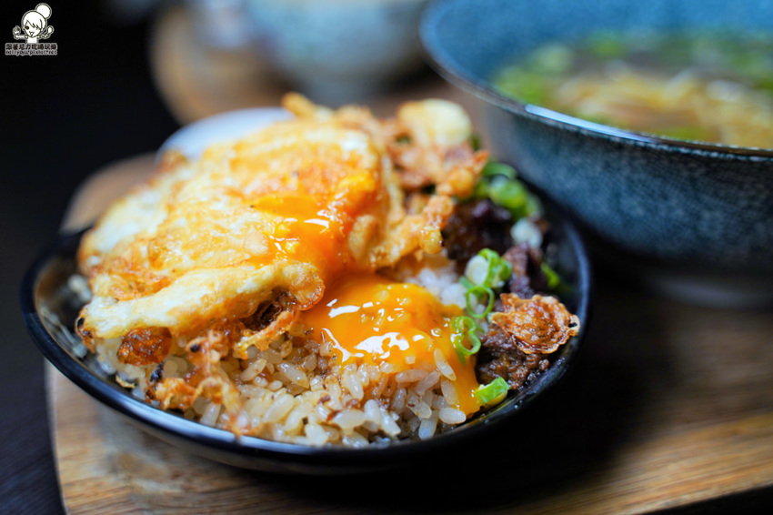 走吧！雙十煙火在屏東，來去 做夢日の作，爆料滿鮮味丼飯、半隻春雞丼飯、爆漿肉燥飯、清燉牛肉湯 | 屏東美食 - 跟著尼力吃喝玩樂＆親子生活