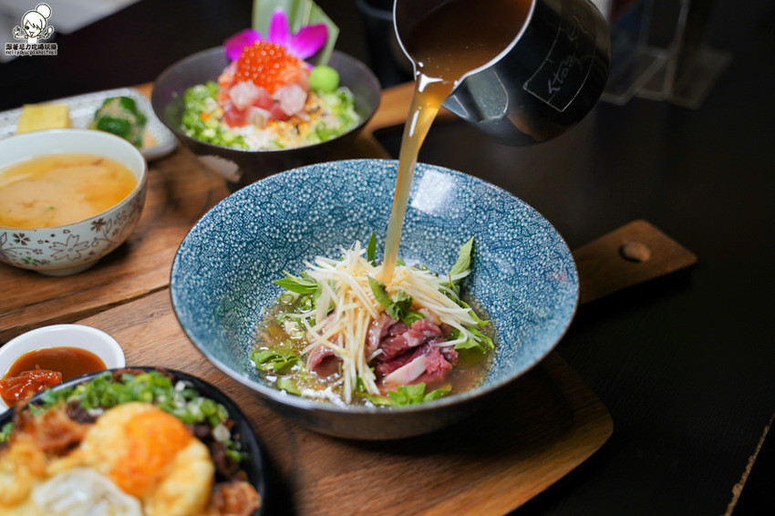 走吧！雙十煙火在屏東，來去 做夢日の作，爆料滿鮮味丼飯、半隻春雞丼飯、爆漿肉燥飯、清燉牛肉湯 | 屏東美食 - 跟著尼力吃喝玩樂＆親子生活