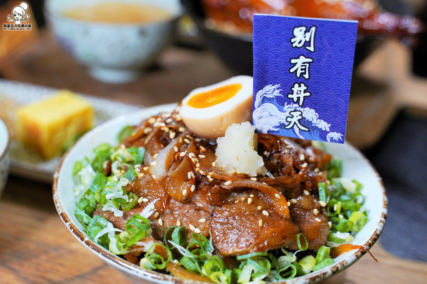 走吧！雙十煙火在屏東，來去 做夢日の作，爆料滿鮮味丼飯、半隻春雞丼飯、爆漿肉燥飯、清燉牛肉湯 | 屏東美食 - 跟著尼力吃喝玩樂＆親子生活