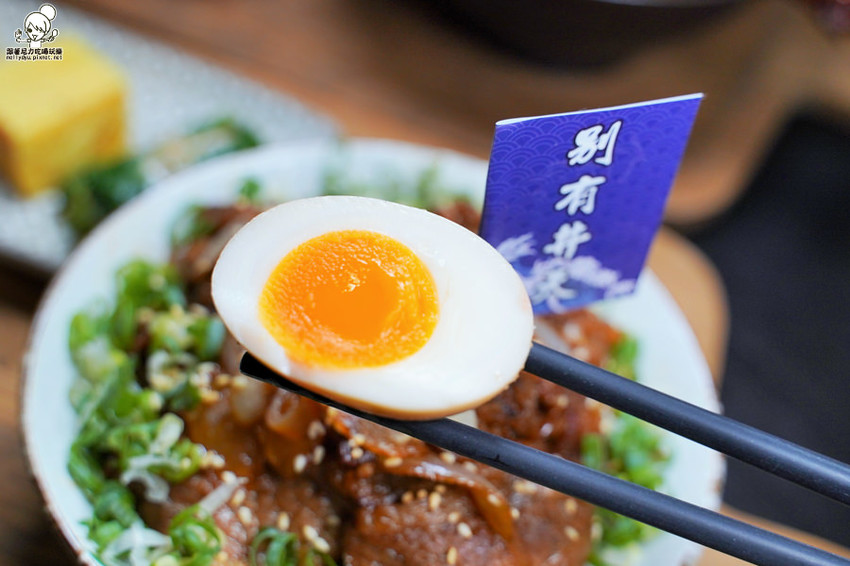 走吧！雙十煙火在屏東，來去 做夢日の作，爆料滿鮮味丼飯、半隻春雞丼飯、爆漿肉燥飯、清燉牛肉湯 | 屏東美食 - 跟著尼力吃喝玩樂＆親子生活
