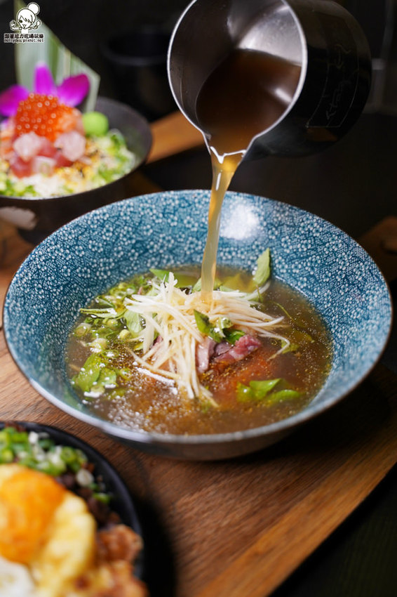 走吧！雙十煙火在屏東，來去 做夢日の作，爆料滿鮮味丼飯、半隻春雞丼飯、爆漿肉燥飯、清燉牛肉湯 | 屏東美食 - 跟著尼力吃喝玩樂＆親子生活