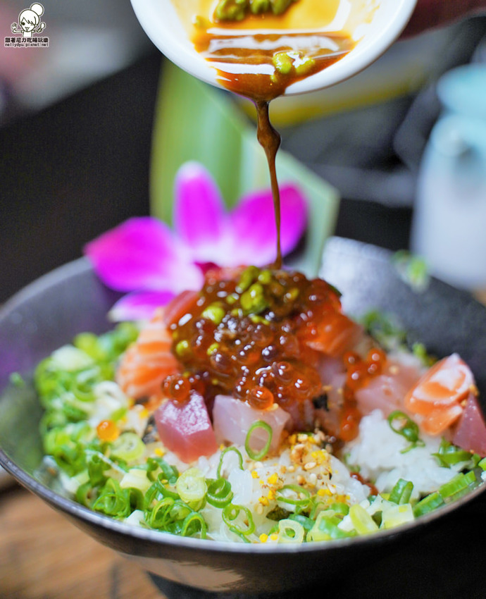 走吧！雙十煙火在屏東，來去 做夢日の作，爆料滿鮮味丼飯、半隻春雞丼飯、爆漿肉燥飯、清燉牛肉湯 | 屏東美食 - 跟著尼力吃喝玩樂＆親子生活