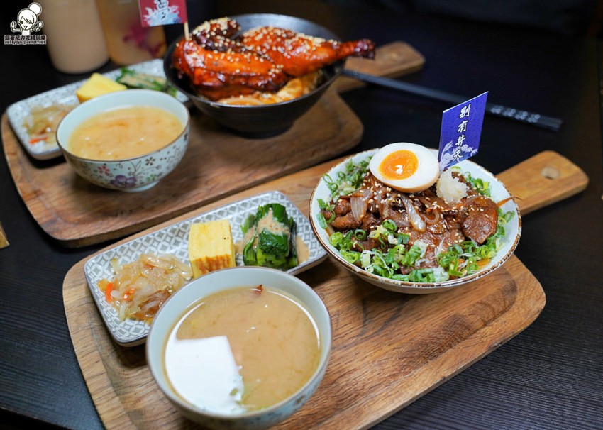走吧！雙十煙火在屏東，來去 做夢日の作，爆料滿鮮味丼飯、半隻春雞丼飯、爆漿肉燥飯、清燉牛肉湯 | 屏東美食 - 跟著尼力吃喝玩樂＆親子生活