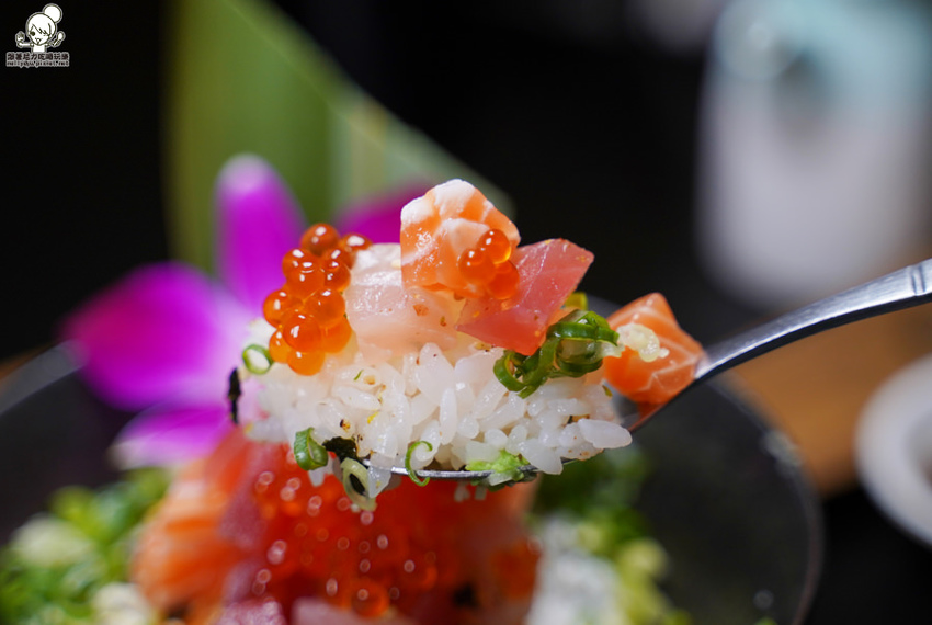走吧！雙十煙火在屏東，來去 做夢日の作，爆料滿鮮味丼飯、半隻春雞丼飯、爆漿肉燥飯、清燉牛肉湯 | 屏東美食 - 跟著尼力吃喝玩樂＆親子生活