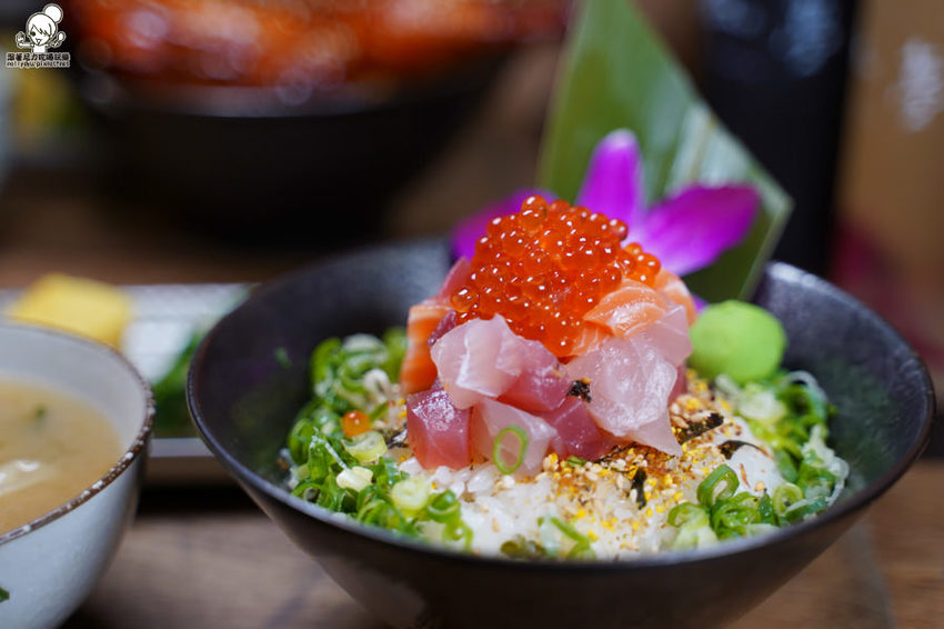 走吧！雙十煙火在屏東，來去 做夢日の作，爆料滿鮮味丼飯、半隻春雞丼飯、爆漿肉燥飯、清燉牛肉湯 | 屏東美食 - 跟著尼力吃喝玩樂＆親子生活