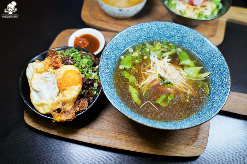 走吧！雙十煙火在屏東，來去 做夢日の作，爆料滿鮮味丼飯、半隻春雞丼飯、爆漿肉燥飯、清燉牛肉湯 | 屏東美食 - 跟著尼力吃喝玩樂＆親子生活