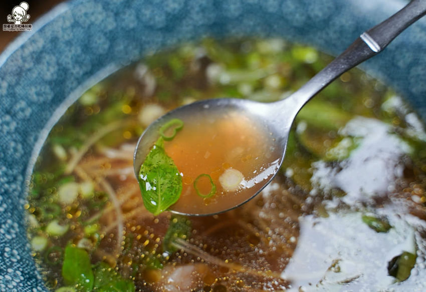 走吧！雙十煙火在屏東，來去 做夢日の作，爆料滿鮮味丼飯、半隻春雞丼飯、爆漿肉燥飯、清燉牛肉湯 | 屏東美食 - 跟著尼力吃喝玩樂＆親子生活