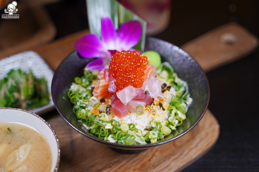 走吧！雙十煙火在屏東，來去 做夢日の作，爆料滿鮮味丼飯、半隻春雞丼飯、爆漿肉燥飯、清燉牛肉湯 | 屏東美食 - 跟著尼力吃喝玩樂＆親子生活