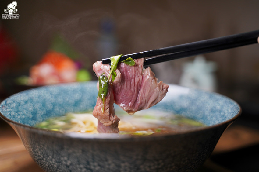 走吧！雙十煙火在屏東，來去 做夢日の作，爆料滿鮮味丼飯、半隻春雞丼飯、爆漿肉燥飯、清燉牛肉湯 | 屏東美食 - 跟著尼力吃喝玩樂＆親子生活