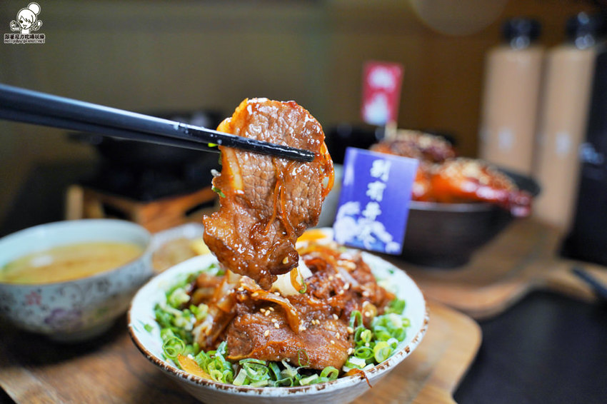 走吧！雙十煙火在屏東，來去 做夢日の作，爆料滿鮮味丼飯、半隻春雞丼飯、爆漿肉燥飯、清燉牛肉湯 | 屏東美食 - 跟著尼力吃喝玩樂＆親子生活