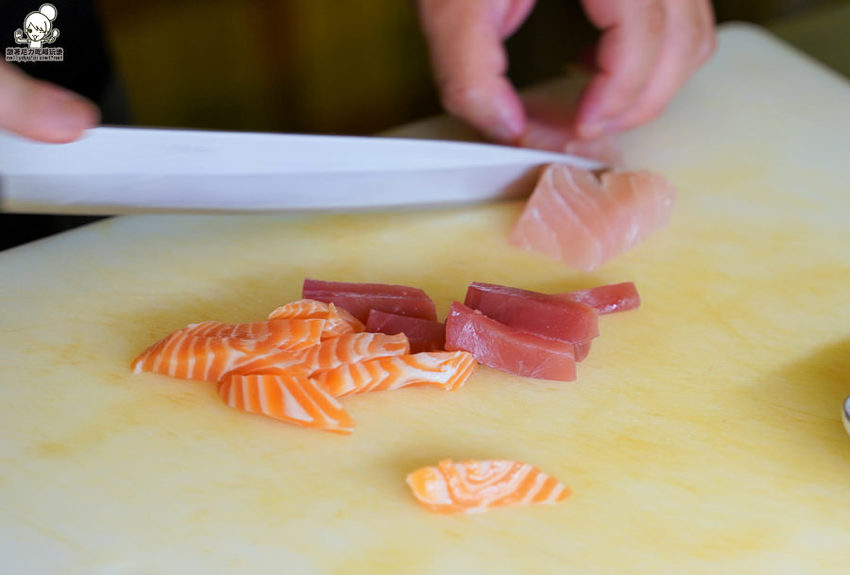 走吧！雙十煙火在屏東，來去 做夢日の作，爆料滿鮮味丼飯、半隻春雞丼飯、爆漿肉燥飯、清燉牛肉湯 | 屏東美食 - 跟著尼力吃喝玩樂＆親子生活