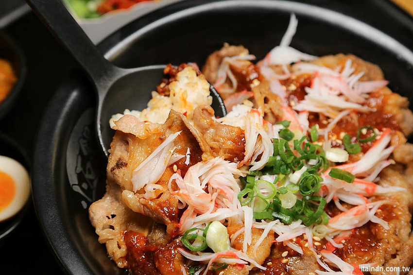 台南燒肉火鍋｜小石鍋文化店~燒肉?火鍋?傻傻分不清楚!!是燒肉也是火鍋的燒肉火鍋來了!!!還有白飯、飲料、霜淇淋無限供應!! - 台南好Food遊