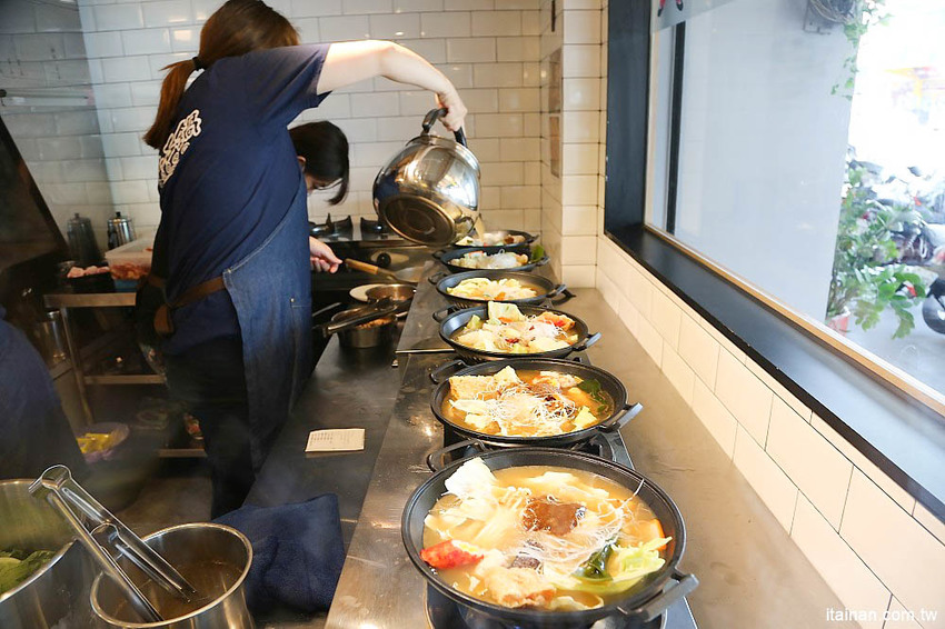 台南燒肉火鍋｜小石鍋文化店~燒肉?火鍋?傻傻分不清楚!!是燒肉也是火鍋的燒肉火鍋來了!!!還有白飯、飲料、霜淇淋無限供應!! - 台南好Food遊