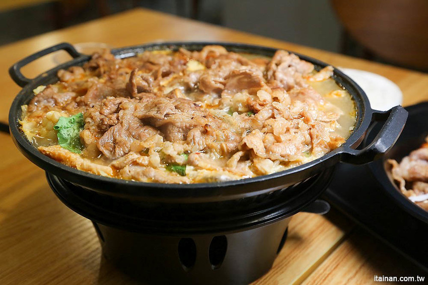 台南燒肉火鍋｜小石鍋文化店~燒肉?火鍋?傻傻分不清楚!!是燒肉也是火鍋的燒肉火鍋來了!!!還有白飯、飲料、霜淇淋無限供應!! - 台南好Food遊