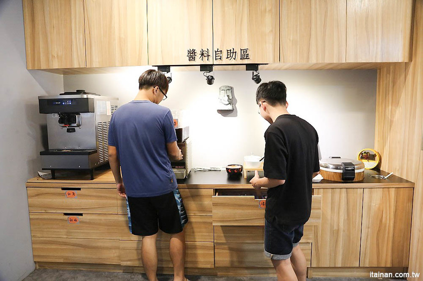 台南燒肉火鍋｜小石鍋文化店~燒肉?火鍋?傻傻分不清楚!!是燒肉也是火鍋的燒肉火鍋來了!!!還有白飯、飲料、霜淇淋無限供應!! - 台南好Food遊