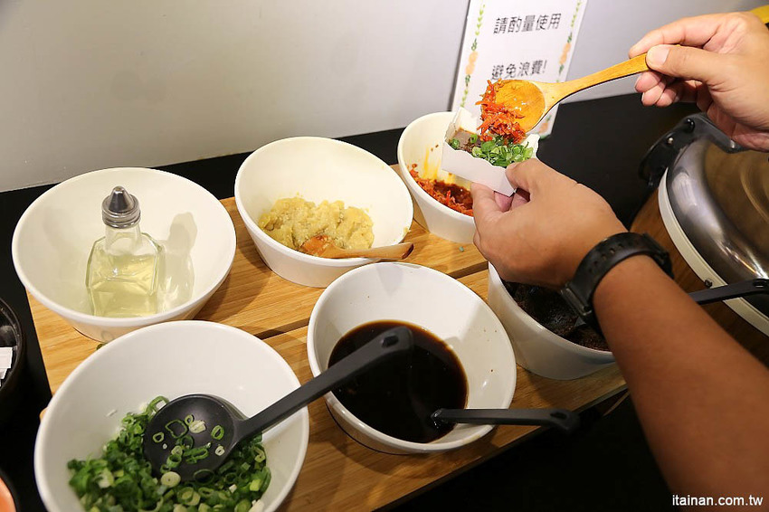 台南燒肉火鍋｜小石鍋文化店~燒肉?火鍋?傻傻分不清楚!!是燒肉也是火鍋的燒肉火鍋來了!!!還有白飯、飲料、霜淇淋無限供應!! - 台南好Food遊