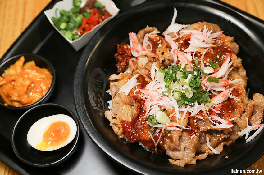 台南燒肉火鍋｜小石鍋文化店~燒肉?火鍋?傻傻分不清楚!!是燒肉也是火鍋的燒肉火鍋來了!!!還有白飯、飲料、霜淇淋無限供應!! - 台南好Food遊