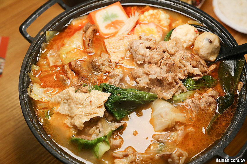 台南燒肉火鍋｜小石鍋文化店~燒肉?火鍋?傻傻分不清楚!!是燒肉也是火鍋的燒肉火鍋來了!!!還有白飯、飲料、霜淇淋無限供應!! - 台南好Food遊