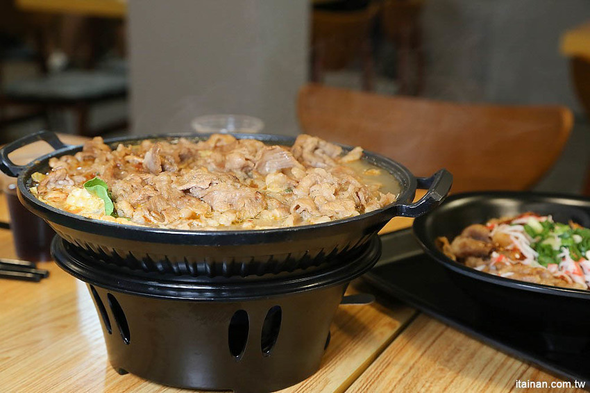 台南燒肉火鍋｜小石鍋文化店~燒肉?火鍋?傻傻分不清楚!!是燒肉也是火鍋的燒肉火鍋來了!!!還有白飯、飲料、霜淇淋無限供應!! - 台南好Food遊