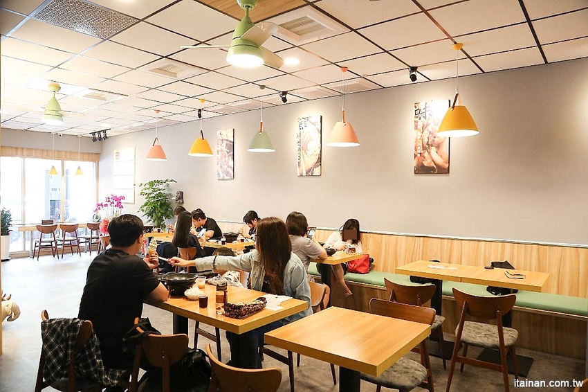 台南燒肉火鍋｜小石鍋文化店~燒肉?火鍋?傻傻分不清楚!!是燒肉也是火鍋的燒肉火鍋來了!!!還有白飯、飲料、霜淇淋無限供應!! - 台南好Food遊