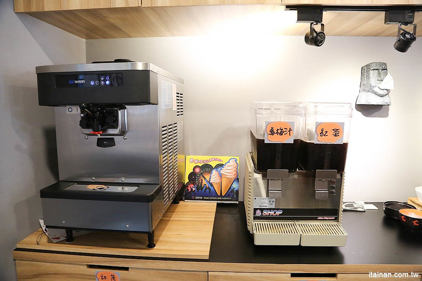 台南燒肉火鍋｜小石鍋文化店~燒肉?火鍋?傻傻分不清楚!!是燒肉也是火鍋的燒肉火鍋來了!!!還有白飯、飲料、霜淇淋無限供應!! - 台南好Food遊