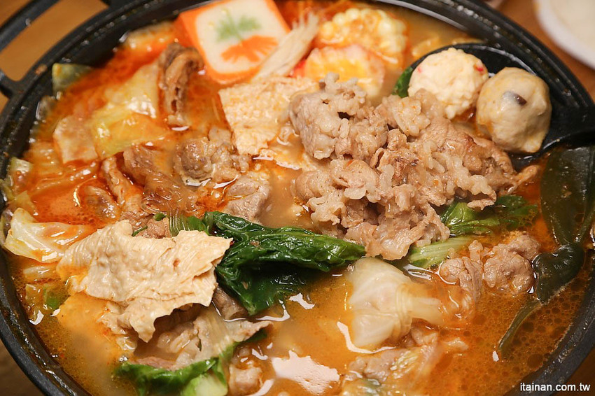 台南燒肉火鍋｜小石鍋文化店~燒肉?火鍋?傻傻分不清楚!!是燒肉也是火鍋的燒肉火鍋來了!!!還有白飯、飲料、霜淇淋無限供應!! - 台南好Food遊