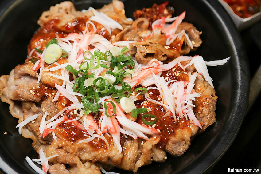 台南燒肉火鍋｜小石鍋文化店~燒肉?火鍋?傻傻分不清楚!!是燒肉也是火鍋的燒肉火鍋來了!!!還有白飯、飲料、霜淇淋無限供應!! - 台南好Food遊