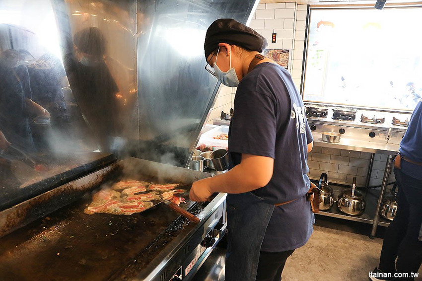 台南燒肉火鍋｜小石鍋文化店~燒肉?火鍋?傻傻分不清楚!!是燒肉也是火鍋的燒肉火鍋來了!!!還有白飯、飲料、霜淇淋無限供應!! - 台南好Food遊
