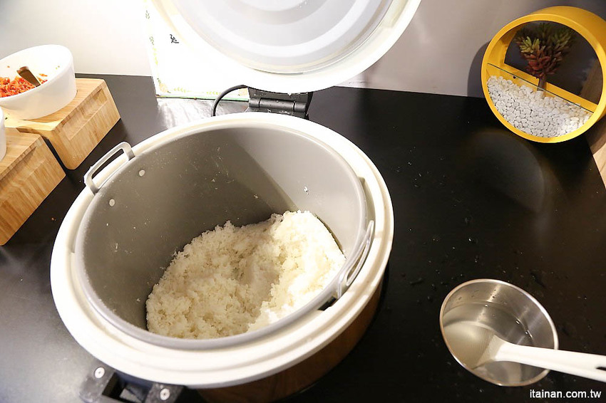 台南燒肉火鍋｜小石鍋文化店~燒肉?火鍋?傻傻分不清楚!!是燒肉也是火鍋的燒肉火鍋來了!!!還有白飯、飲料、霜淇淋無限供應!! - 台南好Food遊