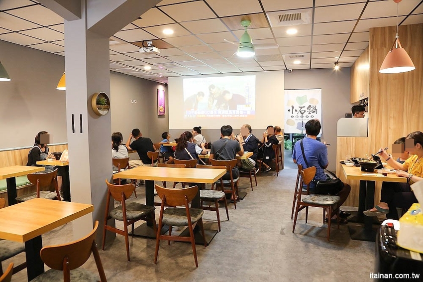 台南燒肉火鍋｜小石鍋文化店~燒肉?火鍋?傻傻分不清楚!!是燒肉也是火鍋的燒肉火鍋來了!!!還有白飯、飲料、霜淇淋無限供應!! - 台南好Food遊