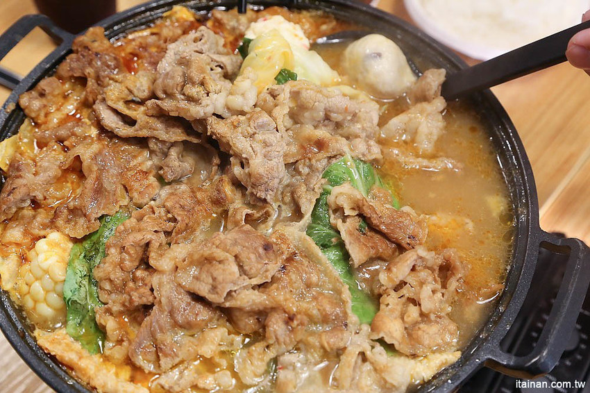 台南燒肉火鍋｜小石鍋文化店~燒肉?火鍋?傻傻分不清楚!!是燒肉也是火鍋的燒肉火鍋來了!!!還有白飯、飲料、霜淇淋無限供應!! - 台南好Food遊