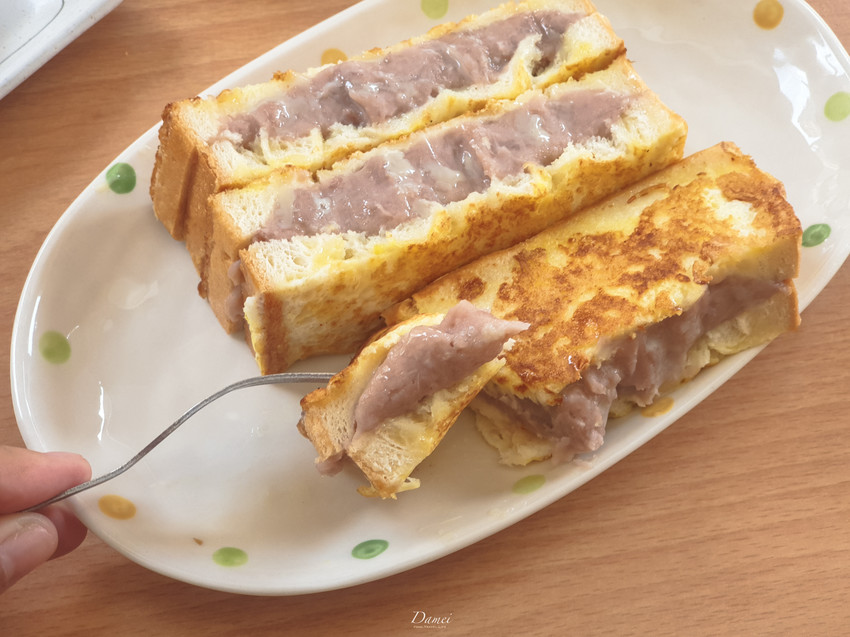 高雄鼓山｜晨樂。早餐廚坊-將芋頭放進法國吐司裡，芋頭控不能錯過