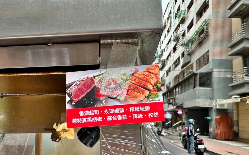 中原夜市超高人氣美食！每日限量牛小排只要140元，雞腿排CP值也爆表，排隊也要吃到。