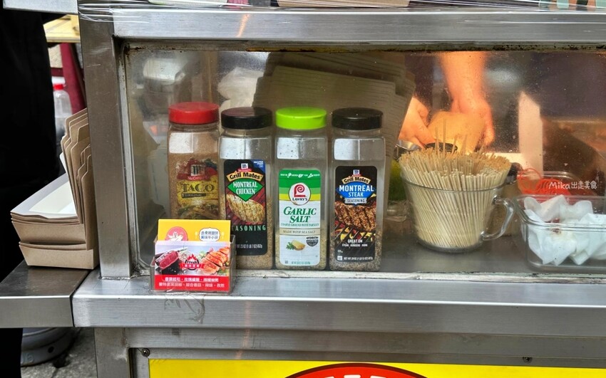 中原夜市超高人氣美食！每日限量牛小排只要140元，雞腿排CP值也爆表，排隊也要吃到。