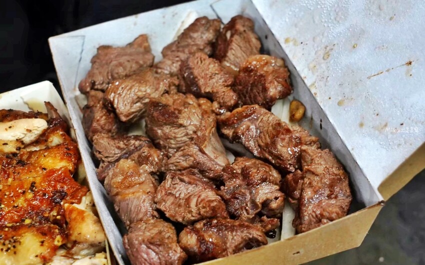 中原夜市超高人氣美食！每日限量牛小排只要140元，雞腿排CP值也爆表，排隊也要吃到。