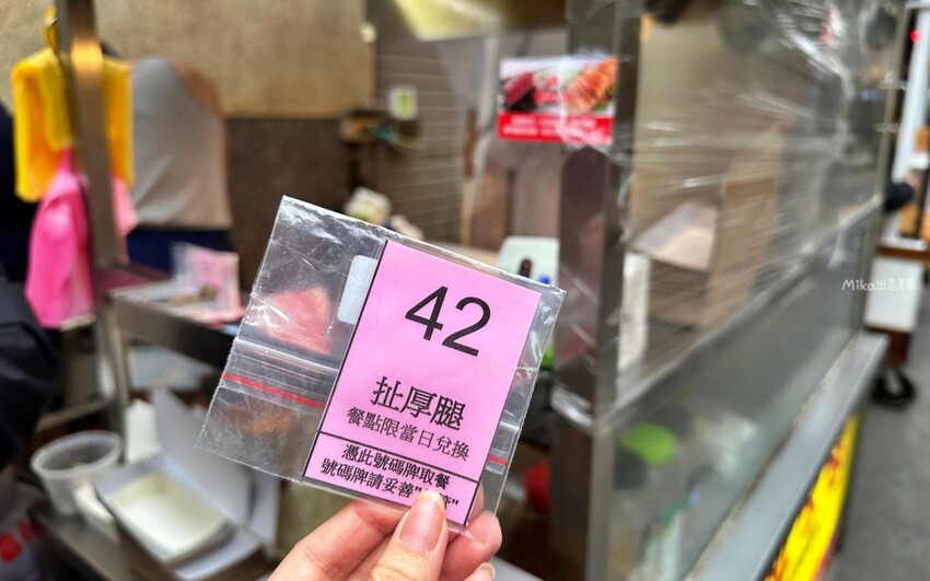 中原夜市超高人氣美食！每日限量牛小排只要140元，雞腿排CP值也爆表，排隊也要吃到。