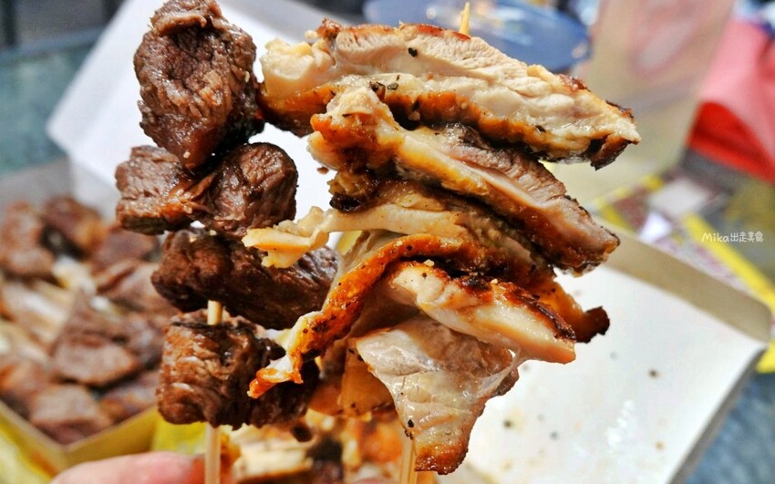 中原夜市超高人氣美食！每日限量牛小排只要140元，雞腿排CP值也爆表，排隊也要吃到。