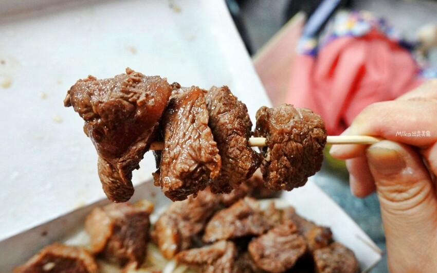 中原夜市超高人氣美食！每日限量牛小排只要140元，雞腿排CP值也爆表，排隊也要吃到。