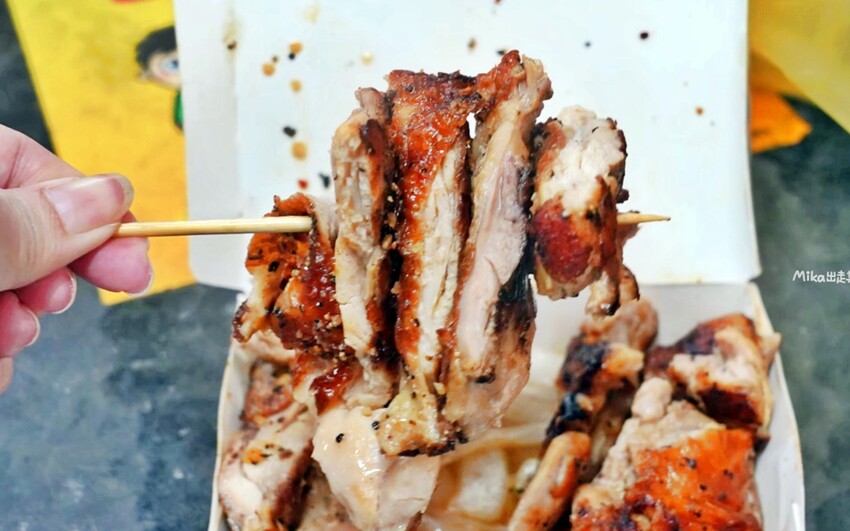 中原夜市超高人氣美食！每日限量牛小排只要140元，雞腿排CP值也爆表，排隊也要吃到。