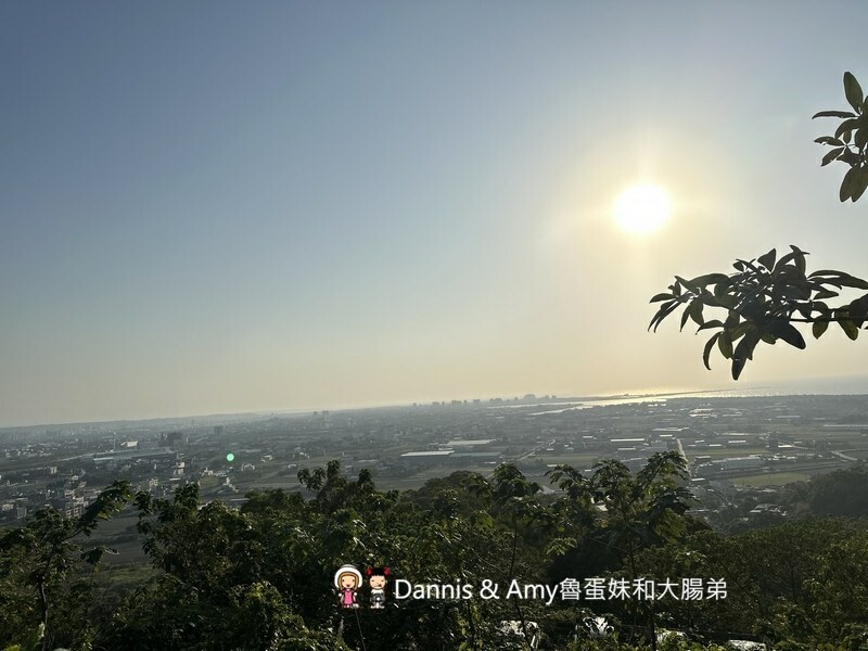 竹北運動好去處︱鳳崎落日步道 （天德堂步道、蓮花寺步道）健行去看夕陽跟戰車~中場休息來杯飲料剛剛好！ - Dannis Amy魯蛋妹大腸弟︱美食旅遊生活