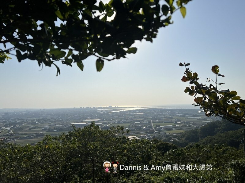 竹北運動好去處︱鳳崎落日步道 （天德堂步道、蓮花寺步道）健行去看夕陽跟戰車~中場休息來杯飲料剛剛好！ - Dannis Amy魯蛋妹大腸弟︱美食旅遊生活