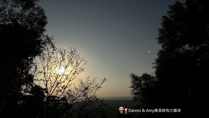 竹北運動好去處︱鳳崎落日步道 （天德堂步道、蓮花寺步道）健行去看夕陽跟戰車~中場休息來杯飲料剛剛好！ - Dannis Amy魯蛋妹大腸弟︱美食旅遊生活