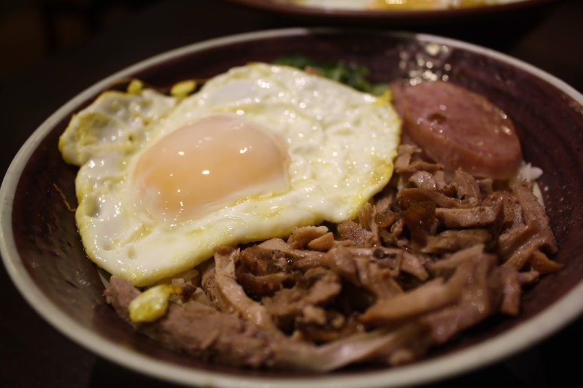 【三重美食】鼎街鴨香飯-誘人的半熟蛋搭配鹹香的鴨肉飯完美絕配,溪尾街美食推薦@東吃東吃到處吃