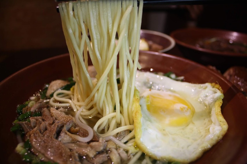【三重美食】鼎街鴨香飯-誘人的半熟蛋搭配鹹香的鴨肉飯完美絕配,溪尾街美食推薦@東吃東吃到處吃