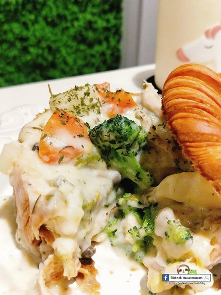 【嘉義】LiLiKoKo哩哩釦釦午茶廚房 - 愛麗絲夢遊層層仙境，黏土王國的午茶宴，柴郡貓慵懶微笑，編織一齣美食與藝文的俏皮相逢。