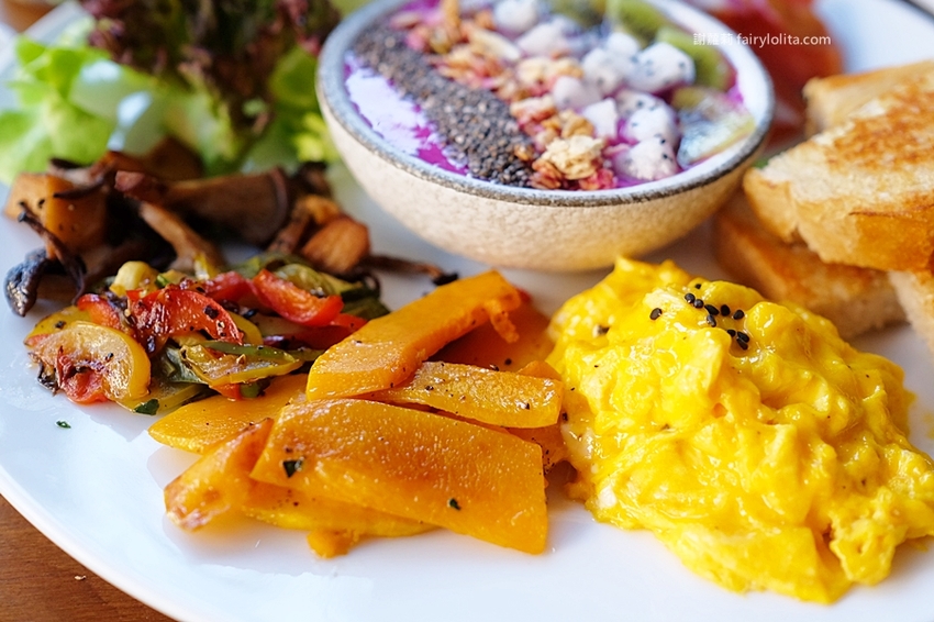 Little Sprout 小初芽。網友大囋:「在地最強早午餐」,人潮爆滿沒訂位吃不到,為吃一頓Brucnh讓我等了2小時! @蹦啾♥謝蘿莉 La vie heureuse